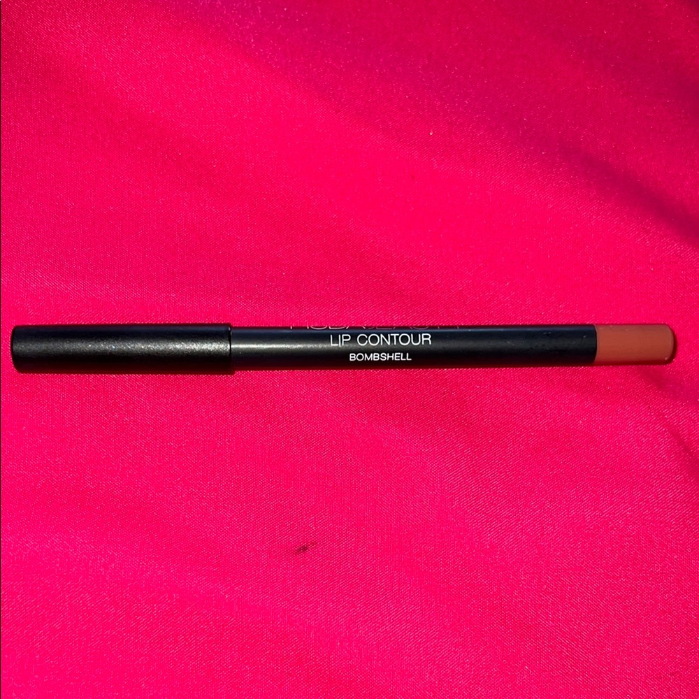 Huda Beauty Lip Contour in shade Bombshell